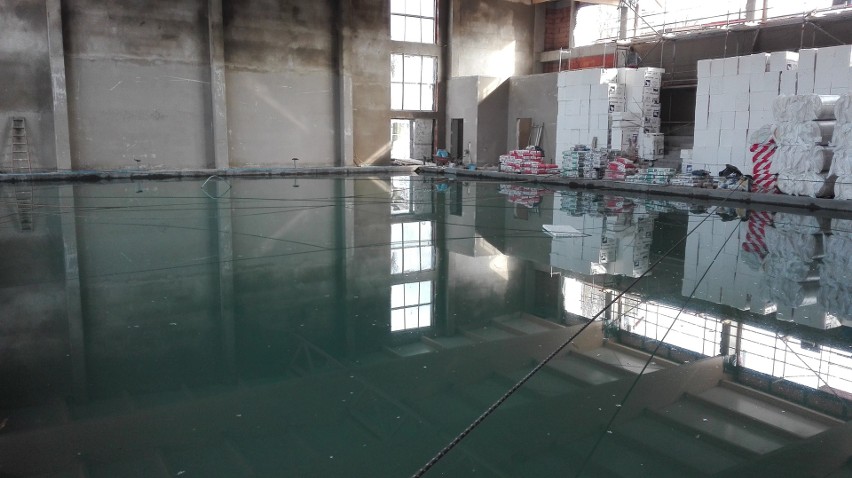 Sosnowiec: nowy basen w Zagórzu już z wodą. Na razie technologiczną ZDJĘCIA