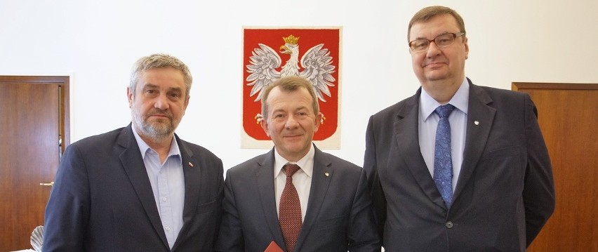 (od lewej) Minister rolnictwa i rozwoju wsi Jan Krzysztof...