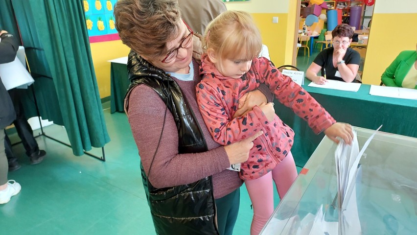 Wybory parlamentarne 2023 w powiecie opatowskim. Zakończyło się głosowanie