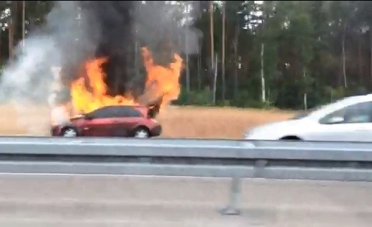 Pożar auta na drodze S3.