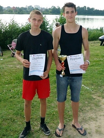 Duet Sebastian Kosak (po lewej) i Bartłomiej Lipiński zwyciężyli w turnieju siatkówki plażowej