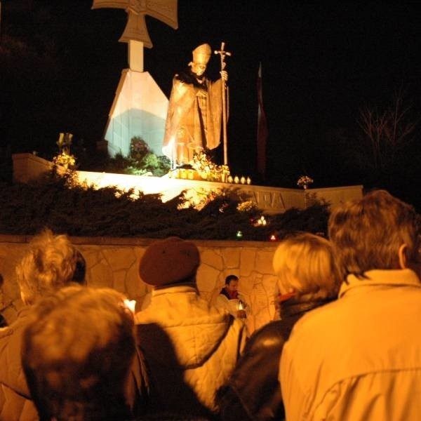 W Sandomierzu wierni, podobnie jak dwa lata temu i przed rokiem, będą gromadzić się przed figurą Jana Pawła II, w miejscu, w którym 2 czerwca 1999 roku Ojciec Święty spotkał się z półmilionową rzeszą pielgrzymów.