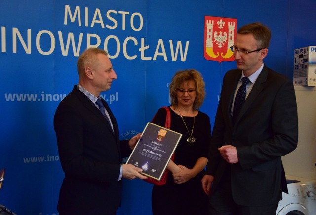 Prezydent Ryszard Brejza odbiera od Krzysztofa  Wysockiego, przedstawiciela Grupy Energa, certyfikat potwierdzający zwycięstwo.