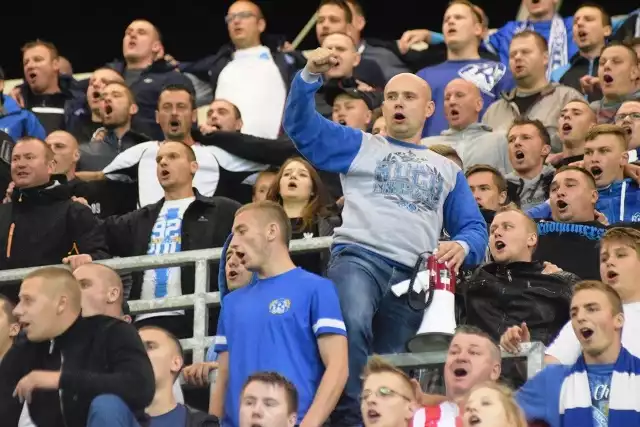 Kibice na Stadionie Miejskim w Bielsku-Białej w meczu Podbeskidzie - Ruch Chorzów.