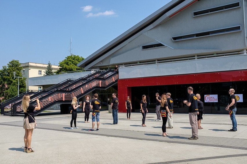 Tarnów. Flash mob z okazji Międzynarodowego Dnia Kizomby [ZDJĘCIA]