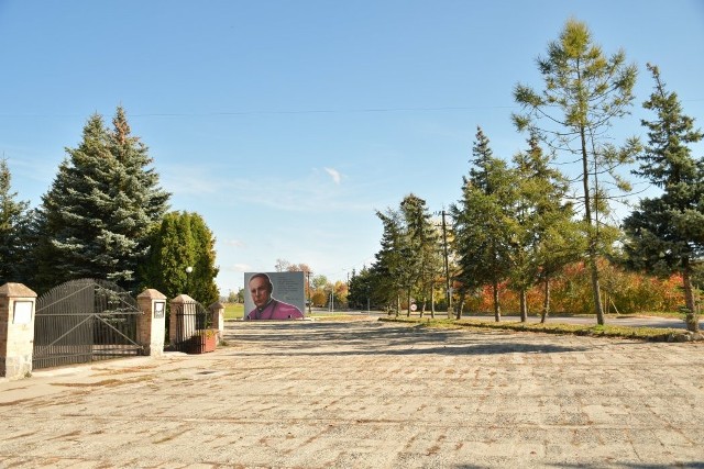 Plac przy kościele pw. Nawrócenia Świętego Pawła Apostoła w Małkini Górnej