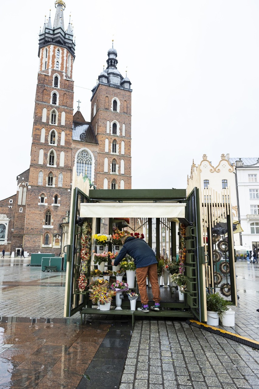 Nowe stoisko kwiaciarek na Rynku Głównym kosztowało 114 tys. zł. W Krakowie awantura o ich wygląd. Tak prezentuje się już pełne kwiatów