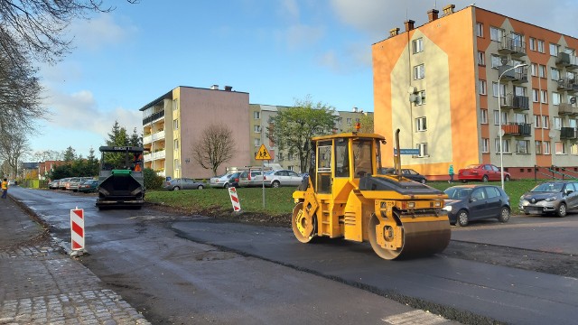 Remont ulicy Banacha. Drogowcy położyli nową nawierzchnię