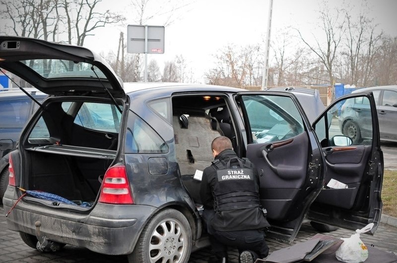 Nalot na dom łódzkiego handlarza lewymi papierosami