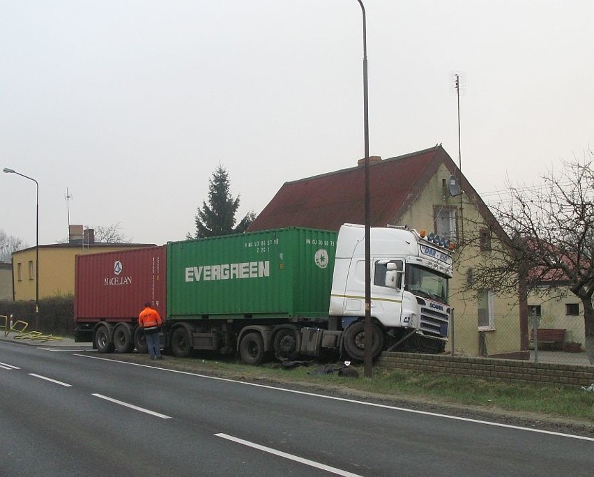 Ciężarówka Scania jechała ulicą Szpitalną, czyli drogą...