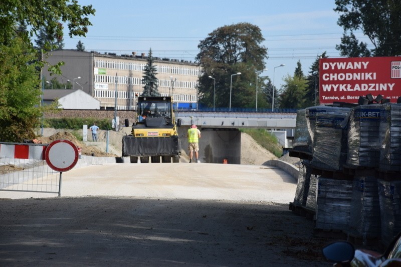 Tarnów. Pod wiaduktem na Warsztatowej wylano asfalt. Kiedy otworzą drogę? [ZDJĘCIA]