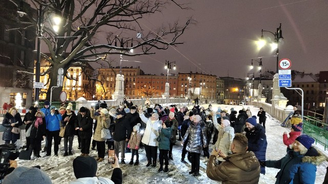 Szykowne latarnie mostów Pomorskich już świecą. W ich włączeniu symboliczny udział mieli wrocławscy seniorzy. Zobaczcie na zdjęciach, jak prezentuje się ta historyczna, oświetlona już przeprawa wieczorem.