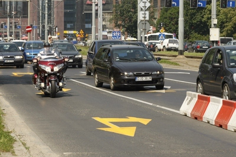 Wrocław: Nowa organizacja ruchu miała usprawnić przejazd. Na razie wprowadza zamieszanie (ZDJĘCIA)