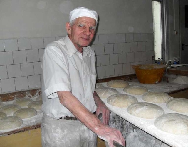 Piekarz Stanisław Bednarski z synem Januszem w Iwaniskach prowadzą piekarnię od lat sześćdziesiątych ubiegłego wieku.