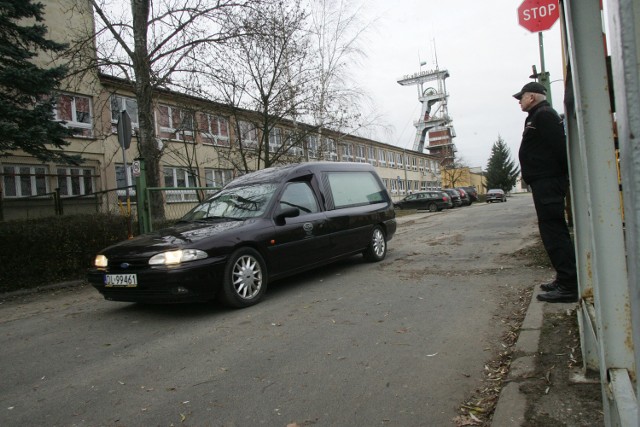 Dzień po wypadku w kopalni Rudna w Polkowicach. Z terenu zakładu wyjeżdżają kolejne karawany