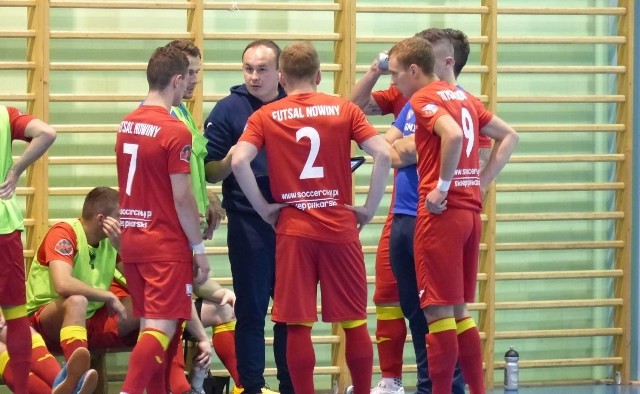 Piotr Lichota z zawodnikami z GKS Ekom Futsal Nowiny. Nasz zespół przegrał z Heiro 3:4.