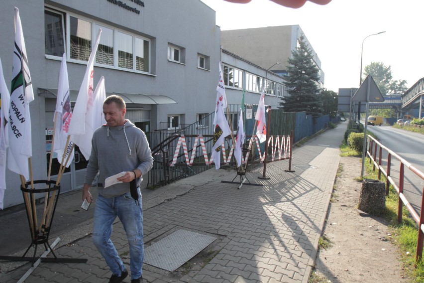 Protest w kopalniach. Oflagowana brama wjazdowa do kopalni...