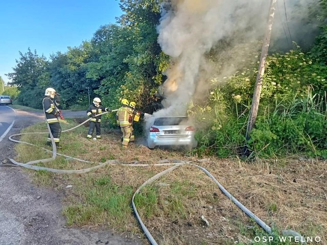 W środę (22.06) dwie strażacy z OSP Wtelno i Gościeradz gasili płonący samochód, który wcześniej zjechał z drogi u uderzył w przydrożne drzewo. Do groźnego zdarzenia doszło na ul. Akacjowej we Wtelnie niedaleko Bydgoszczy.