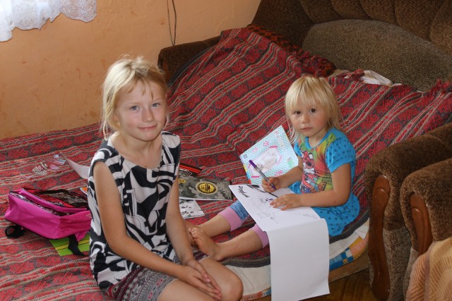 Julia i jej młodsza siostra otrzymały szkolne artykuły. Rodzina dziewczynek składa się z siedmiu osób.