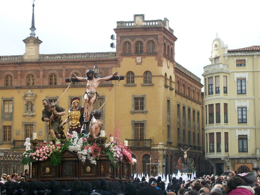 Hiszpania. Matka Boża i św. Jan spotykają się w Leon