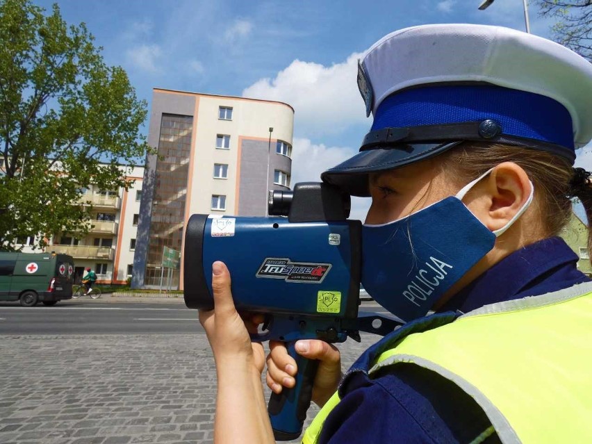 Policjantki z Opola i ich rodziny szyją maseczki. W akcję zaangażowane są też związki zawodowe, przedsiębiorcy i samorządowcy 