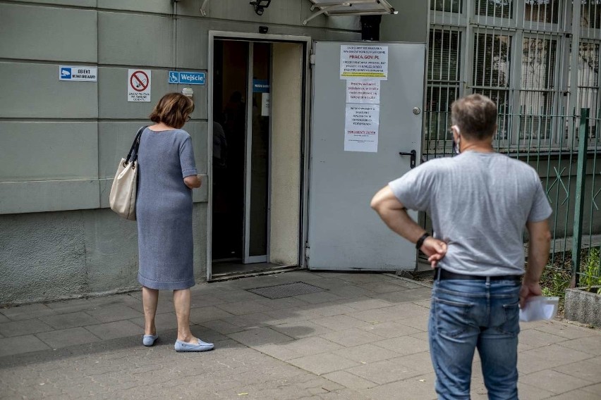 Pracownicy Powiatowego Urzędu Pracy w Poznaniu pracują w...