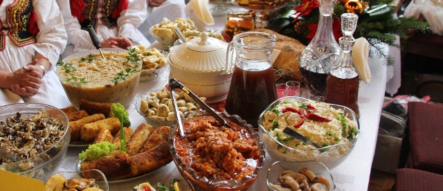W niektórych domach na czas Świąt Bożego Narodzenia gotowane są potrawy, które podaje się tylko raz w roku, dlatego trudno oprzeć się tym wszystkim wspaniałościom... Jak poradzić sobie z dolegliwościami trawiennymi, a przede wszystkim jak jeść mądrze w święta? Odpowiada dietetyczka.