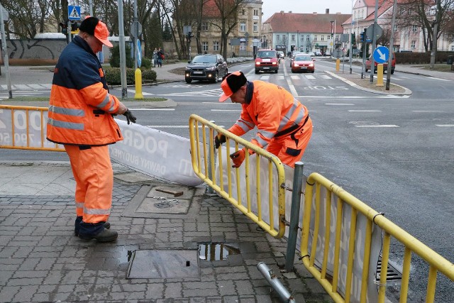 Przed Sylwestrem na skrzyżowaniu zastaliśmy drogowców, którzy wymieniali uszkodzone wcześniej metalowe przęsła. Zapytaliśmy ich, ile razy przyjeżdżali tam w 2018 r. naprawiać zniszczone barierki. - Kto by to zliczył - odpowiedział jeden z nich machając ręką.