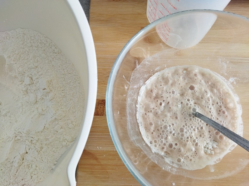 Do dużej miski odmierz mąkę, dodaj podrośnięty zaczyn...