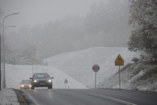 Pierwszy śnieg sprawił, że na drogach regionu nie było w poniedziałek bezpiecznie