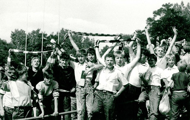 Drużyna Zawiszy przeżywa wzloty i upadki, ale zawsze może liczyć na wsparcie kibiców. Fani "wojskowego" klubu towarzyszą swojej ekipie nie tylko podczas meczów domowych, ale też wyjazdowych. Zobacz zdjęcia sympatyków Zawiszy sprzed lat. Przeżyjmy to jeszcze raz >>>