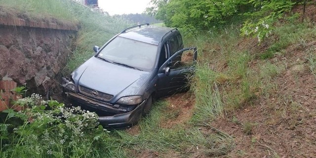 We wtorkowe popołudnie w Obielewie (gmina Łabiszyn) doszło do wypadku. Samochód marki Opel wypadł z drogi i wylądował w rowie. - Nasze działania polegały na zabezpieczeniu miejsca zdarzenia oraz pomocy poszkodowanym. ZRM zabrał pasażerkę auta na szczegółowe badania do szpitala - informują strażacy z OSP Łabiszyn. Flesz - wypadki drogowe. Jak udzielić pierwszej pomocy?