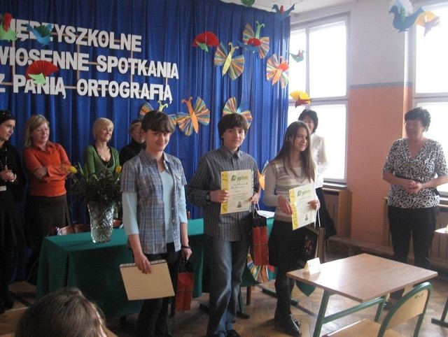 Od lewej: Aleksandra Orzechowska, Mateusz Góra i Kinga Źebryk podczas ogłaszania wyników dyktanda.