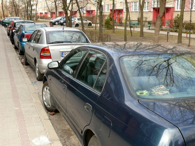 Przyblokowy parking przy Alejach Jana Pawła II 3, gdzie ostatnio doszło dewastacji aut.