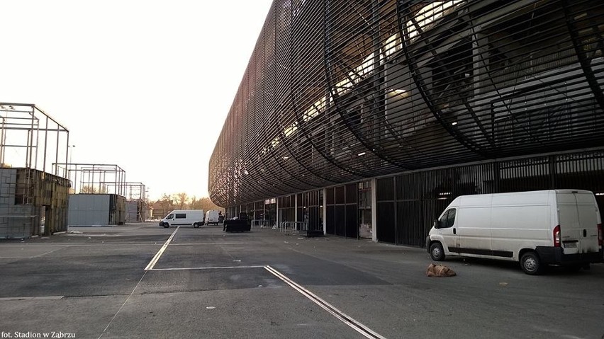 Nowy stadion w Zabrzu: trybuny gotowe na Wielkie Derby Śląska, a reszta? [ZDJĘCIA]