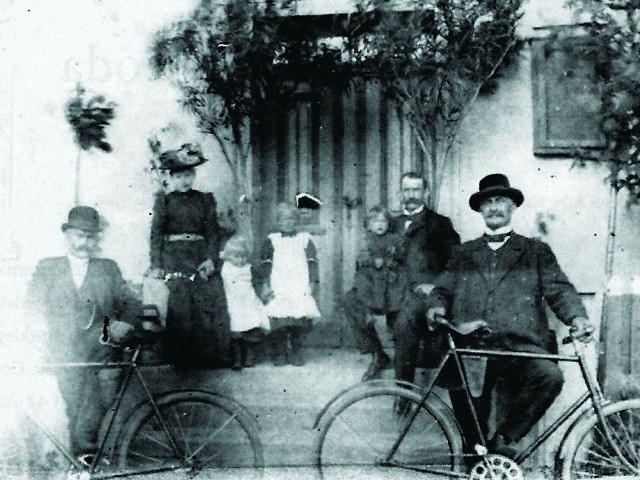 To zdjęcie zostało zrobione między 1908 a1910 rokiem w Kołybcu koło Wągrowca. Z lewej: Franciszek Coda