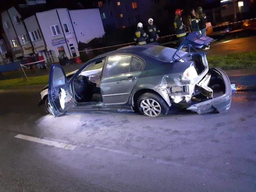 Ełk: Wypadek na rondzie przy ulicy Kilińskiego. BMW zderzyło się z volkswagenem. Cztery osoby ranne [ZDJĘCIA]