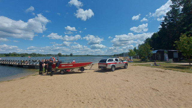 Strażacy ćwiczyli wodowanie łodzi na plaży w Dojlidach. Może być ciasno, gdy przybędzie 5 tysięcy plażowiczów. Miasto problemu nie widzi