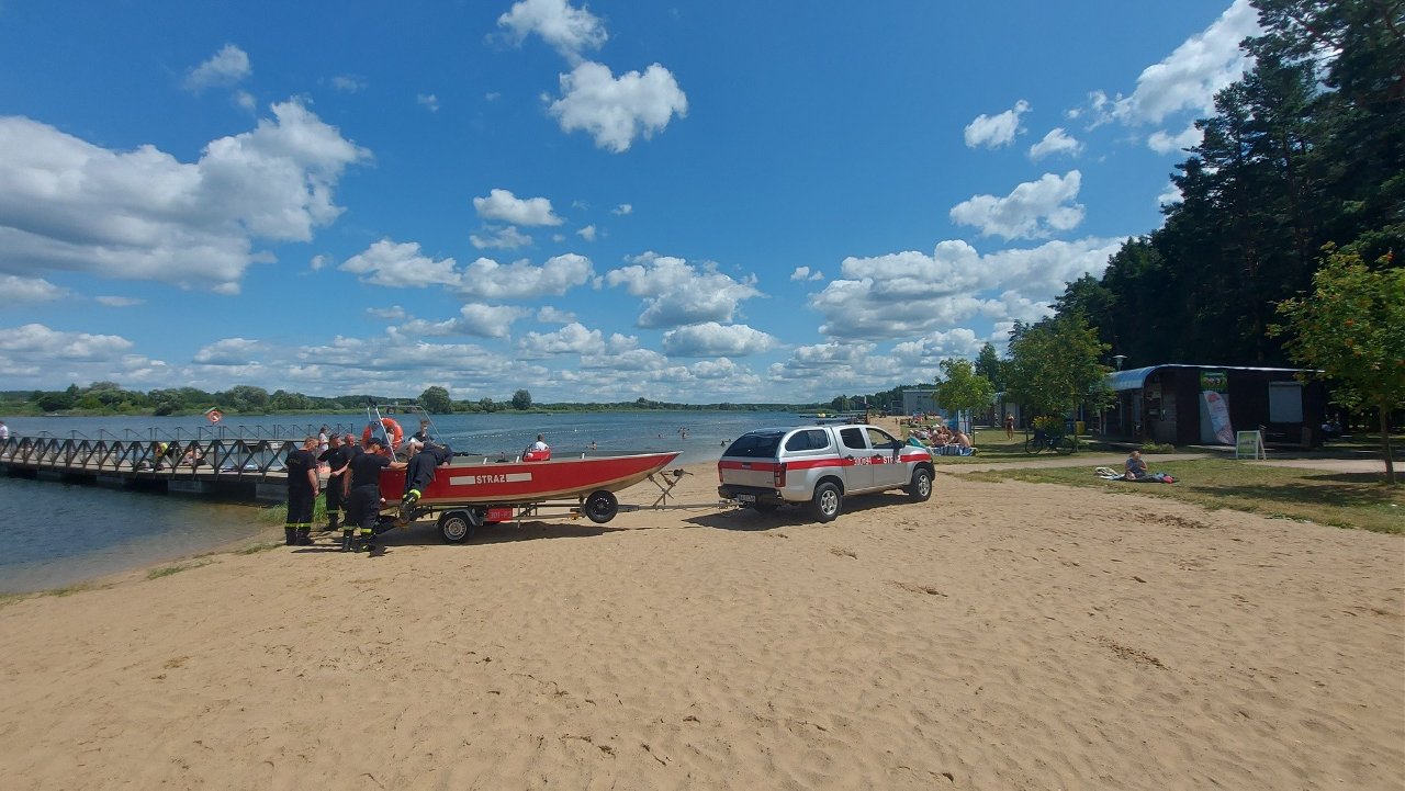 Strażacy ćwiczyli wodowanie łodzi na plaży w Dojlidach