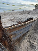 Hel. Wrak na plaży. Co odsłonił sztorm i Bałtyk na plaży po przejściu orkanu Nadia? Resztki bezwartościowej DeZety, czy skarb?