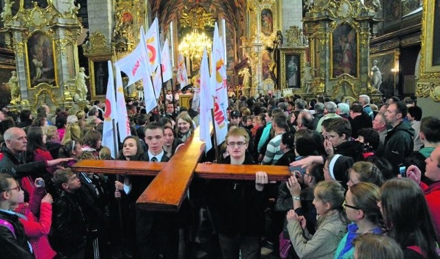 Peregrynacja w diecezji sandomierskiej  symboli  Światowych Dni Młodzieży zakończyła  się  w bazylice katedralnej. Jednym z symboli jest duży, drewniany krzyż.