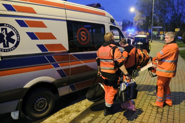 Służby ratunkowe przy ul. Siemiradzkiego w Przemyślu. W jednym z mieszkań została znaleziona nieprzytomna dziewczyna.