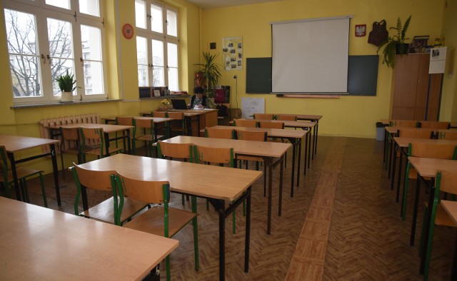 Prywatne szkoły w Poznaniu podejmują decyzje o odwoływaniu lekcji. takie komunikaty pojawiły się po ogłoszeniu przez władze miasta rekomendacji w sprawie zamknięcia szkół, przedszkoli i żłobków publicznych w związku z zagrożeniem koronawirusa.