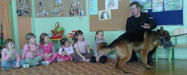 Dzieci z uwagą słuchały jak zachowywać się wobec psa