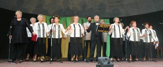 Biesiadę rozpoczął zespół Relaks hymnem seniora "Kochajmy się&#8221;.