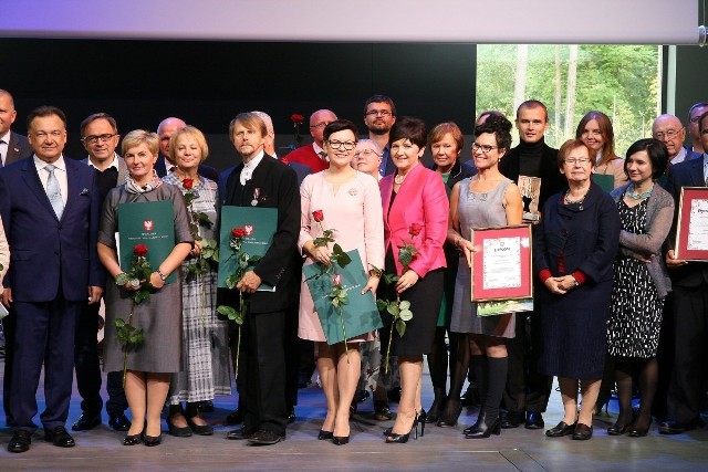 Statuetkę „Wierzby” z rąk marszałka województwa mazowieckiego Adama Struzika odebrała dyrektor wareckiego muzeum - Iwona Stefaniak wraz z pracownikami  muzeum a także Teresą Knyzio, wiceburmistrz Warki.