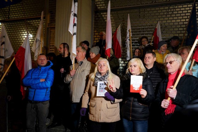 We wtorkowy wieczór przed siedzibą Sądu Okręgowego przy Al. Marcinkowskiego odbyła się manifestacja zorganizowana przez wielkopolski Komitet Obrony Demokracji. Protestujący domagają się, aby polskie władze wykonały wyrok Trybunału Sprawiedliwości Unii Europejskiej uznający, że to polski Sąd Najwyższy powinien oceniać niezawisłość Izby Dyscyplinarnej SN, którą powołała Krajowa Rada Sądownictwa, czyli organ, którego członków po zmianach wprowadzonych przez PiS wybiera Sejm.  Zobacz więcej zdjęć ---->