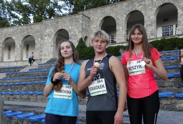 Z gracją słupszczanie prezentują swoje złote krążki na słubickim  stadionie. Od lewej: Aleksandra Mioskowska, Jan Stasiołek i Cecylia Łyszyk. Gratulujemy!