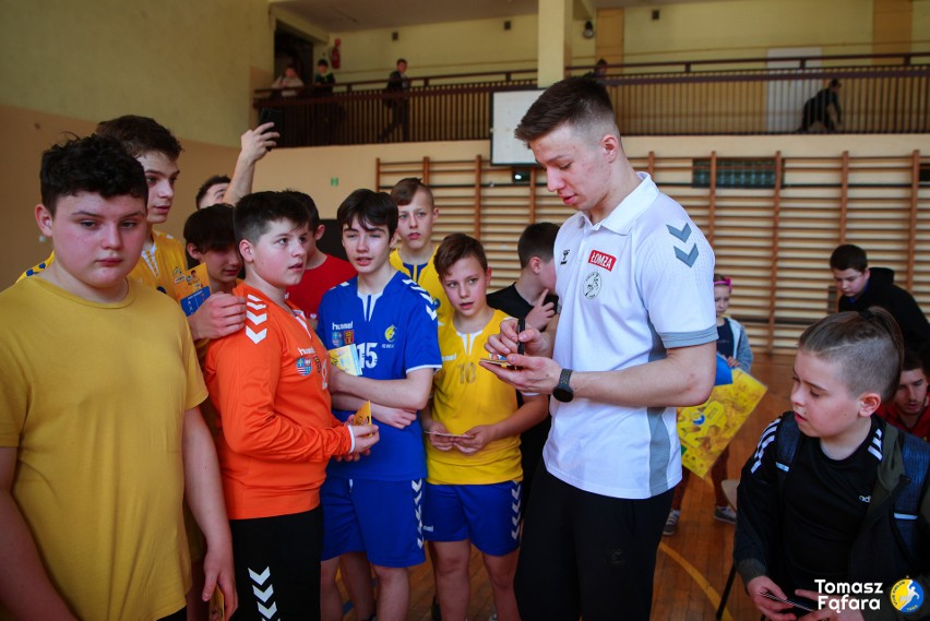 Wyjątkowa lekcja wychowania fizycznego z zawodnikami Łomża Vive Kielce i Korony Kielce odbyła się w Szkole Podstawowej 32. Zobacz zdjęcia