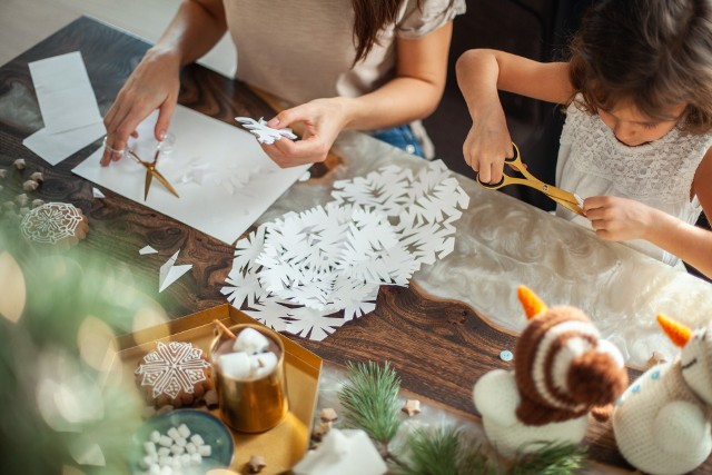 Podsuwamy najlepsze pomysły na dekoracje świąteczne z papieru DIY. Zajrzyj do naszej galerii inspiracji na modne ozdoby na Boże Narodzenie. Zobacz kolejne slajdy, przesuwając zdjęcia w prawo, naciśnij strzałkę lub przycisk NASTĘPNE